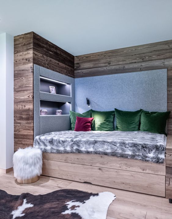 Modernes Jugendschlafzimmer mit Altholz der Tischlerei Jaud