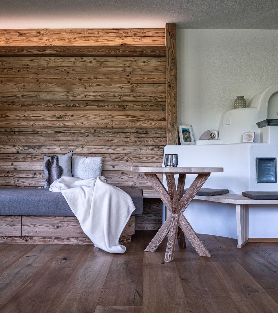 Modernes Tiroler Wohnzimmer aus Holz